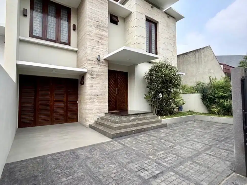 Rumah Luas di Cilandak dengan Private Swimming Pool Dekat Citos & MRT