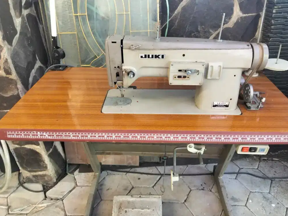 Dijual mesin obras JUKI Tipe LZ-271 kondisi 90% baru.