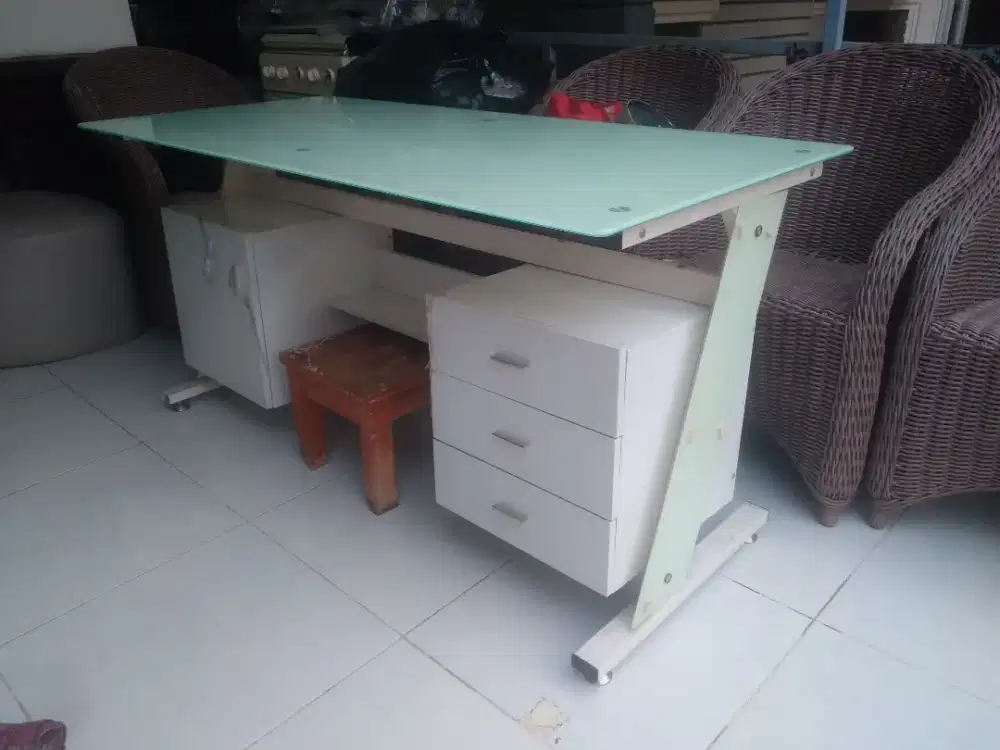 Meja kantor baru
