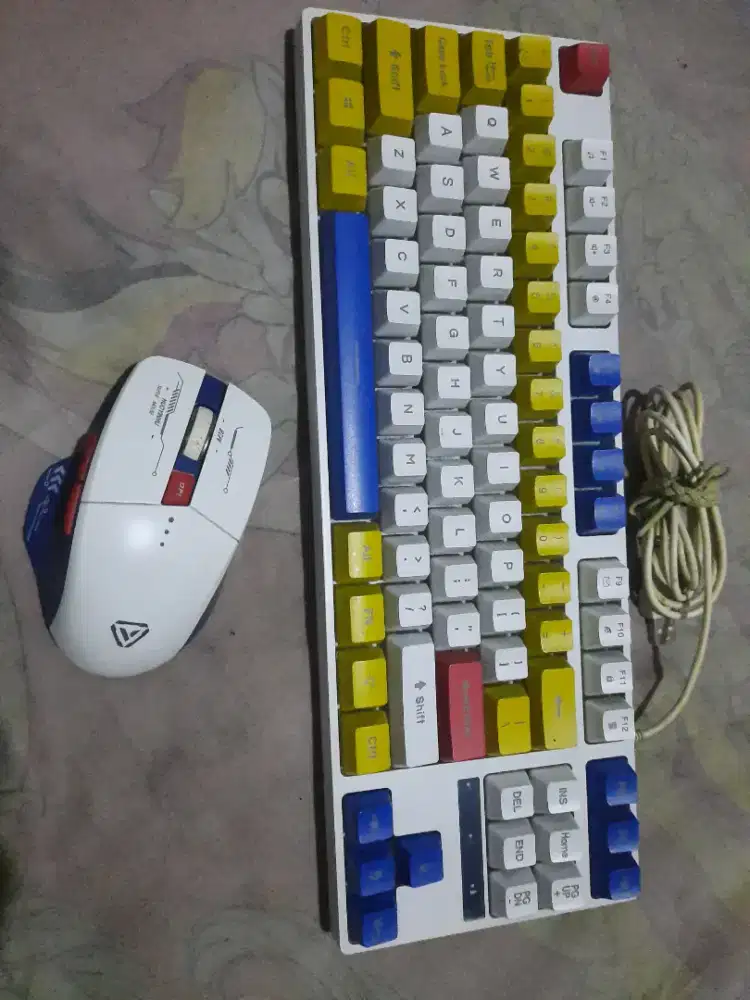 Keyboard dan mouse wireles model Gundam
