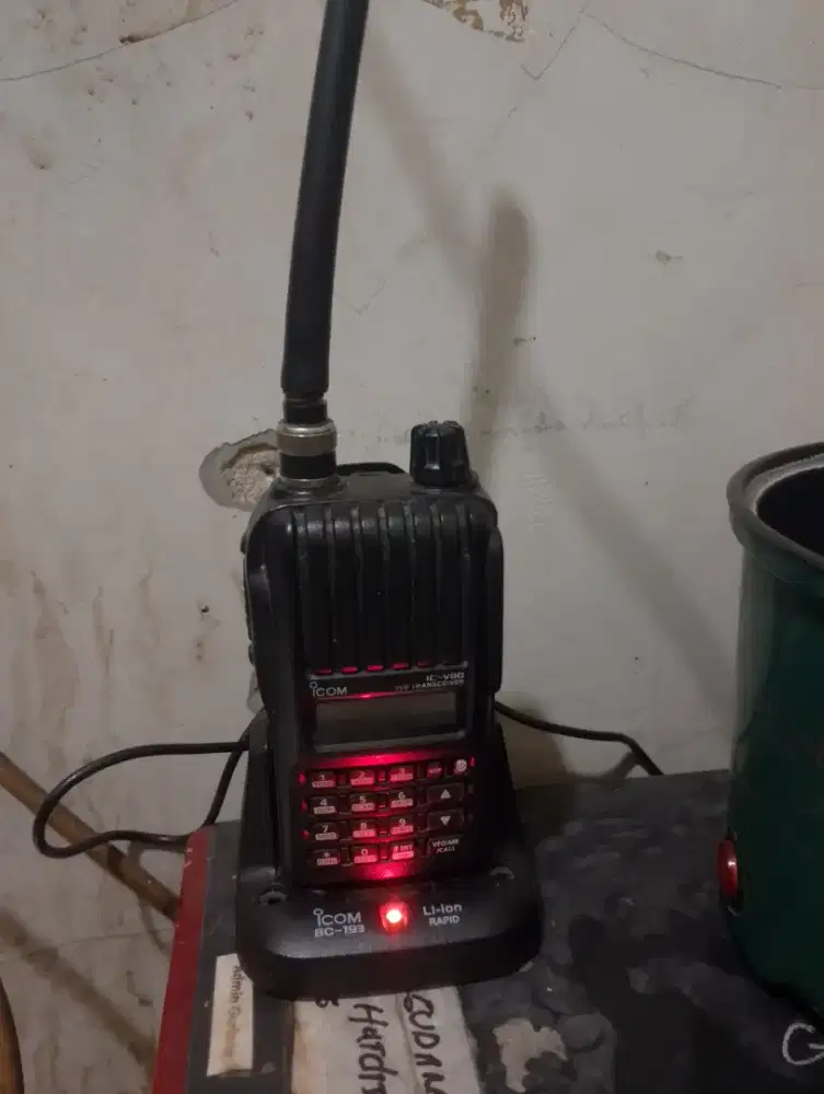 Bantu teman jual HT icom + charger + sarung ht Rp.450