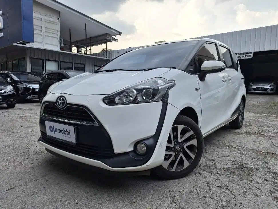 DP MURAH Toyota Sienta 1.5 V Bensin-AT 2017 Putih CKFSB