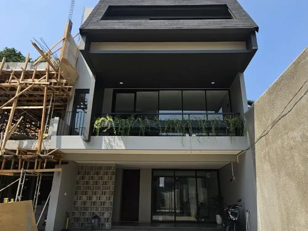 Jual Rumah 3 Lantai dengan Rooftop di Kemang Jakarta Selatan