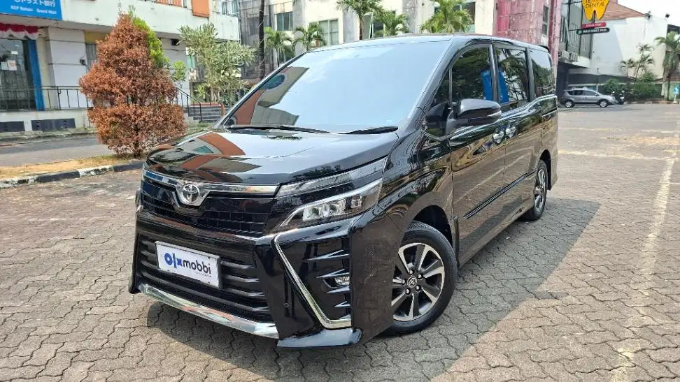 Garansi 1 Th - Toyota Voxy 2.0 Bensin AT 2020 Hitam
