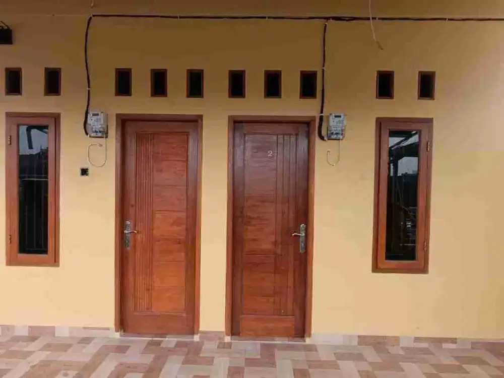 kost nyaman , bersih , akses di pusat kota , lewat 2 mobil , jendela hadap luar , ada teras di depan luas