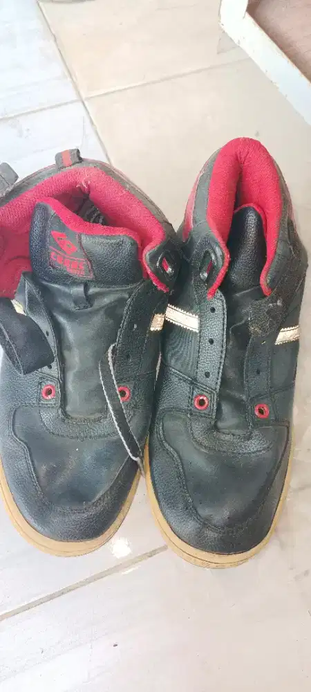 sepatu gerak jalan