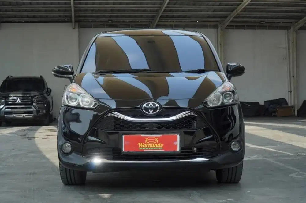 Toyota Sienta 1.5 V Matic Tahun 2020 hitam AT DP minim 26 juta