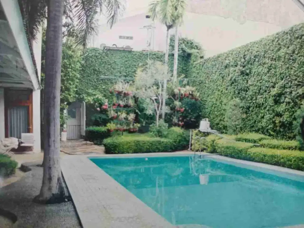 Dijual Murah Rumah Klasik di Raya Kertajaya Indah Tengah Surabaya
