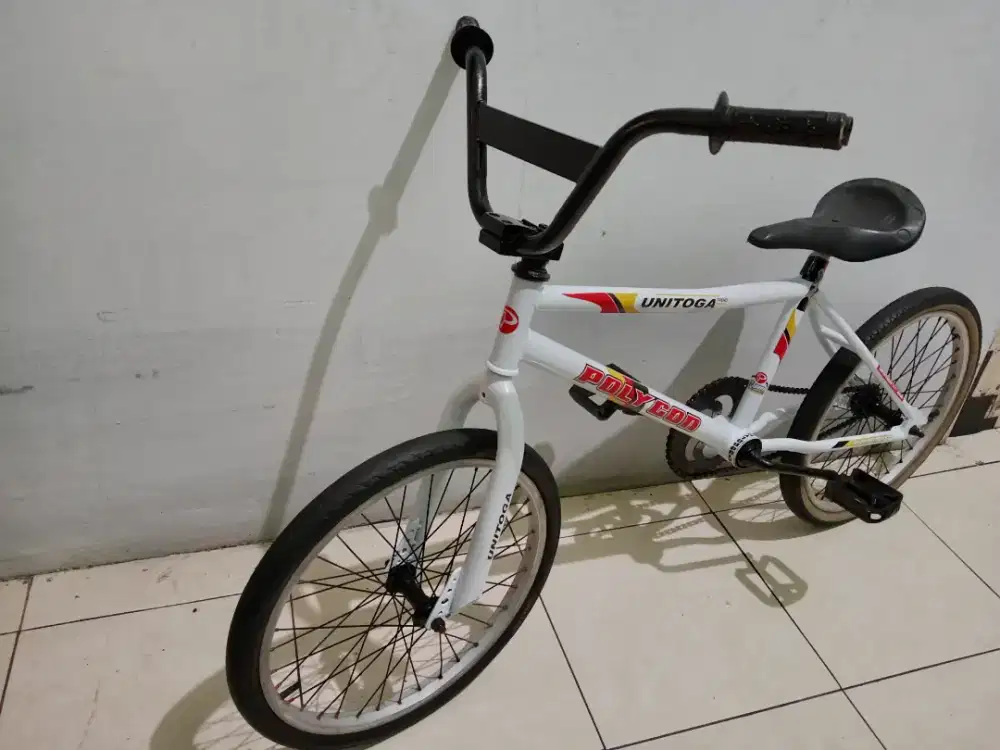 Sepeda bmx warna putih