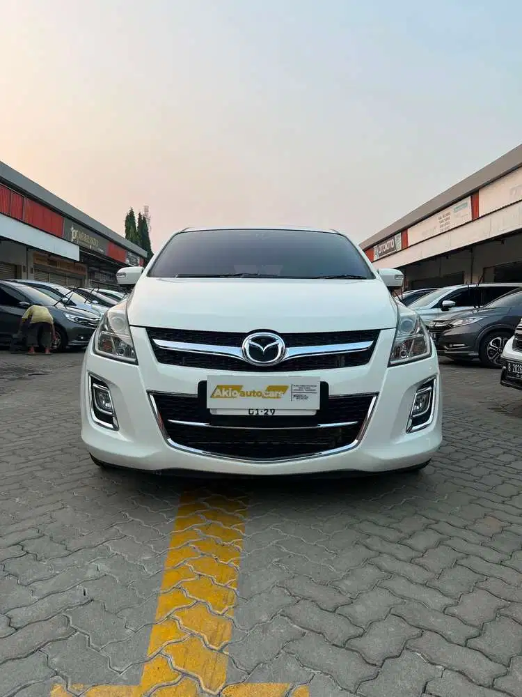 Mazda 8 AT Tahun 2013 Putih