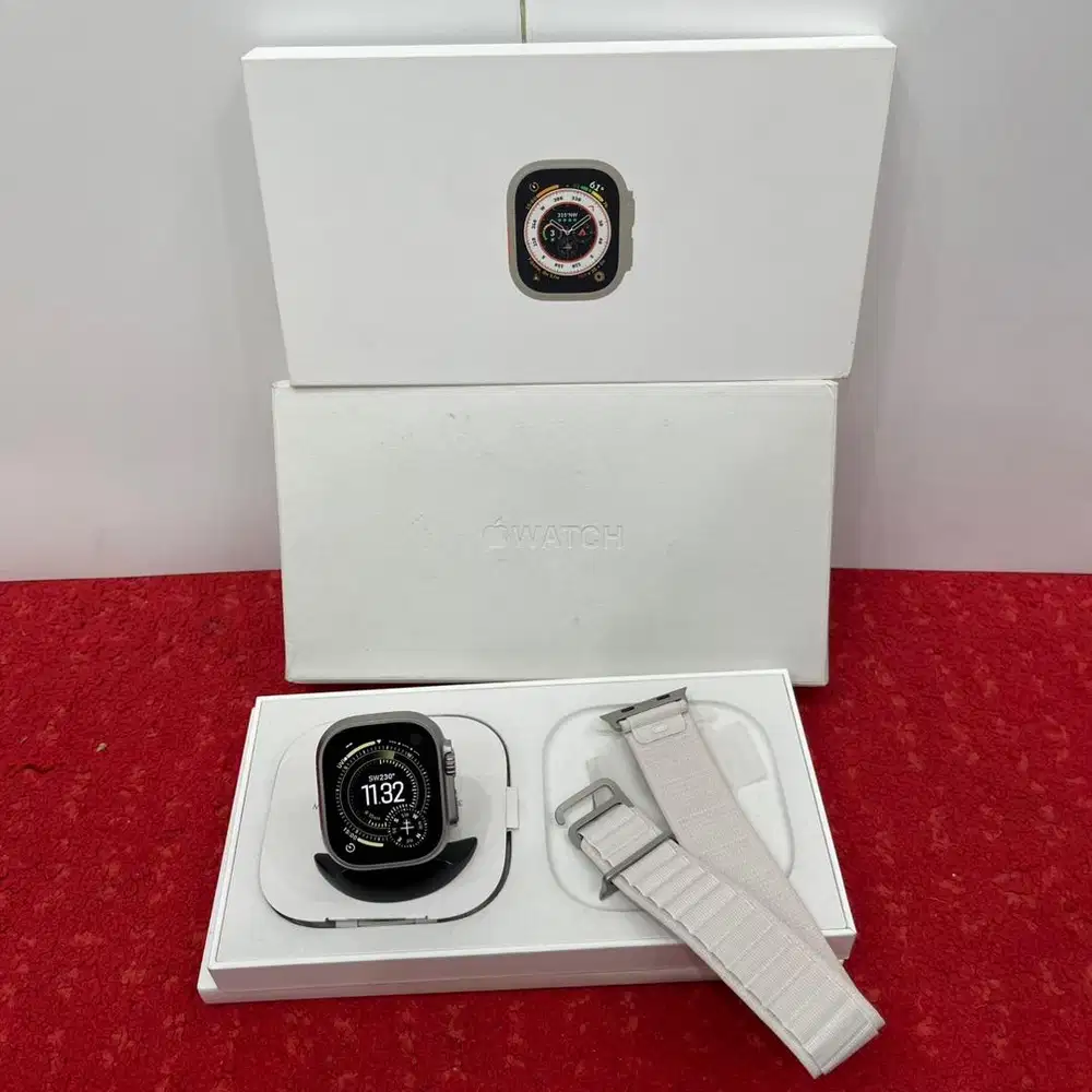 Apple Watch Ultra 49mm Titanium Starlight Alpine Loop M