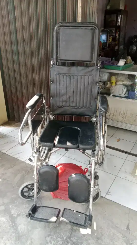 Kursi roda bisa duduk tiduran dan ada tempat pembuangan