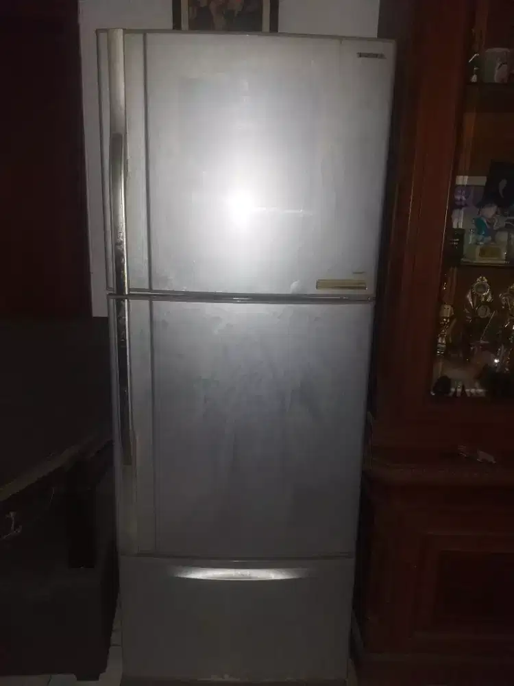 Kulkas Toshiba 3 pintu