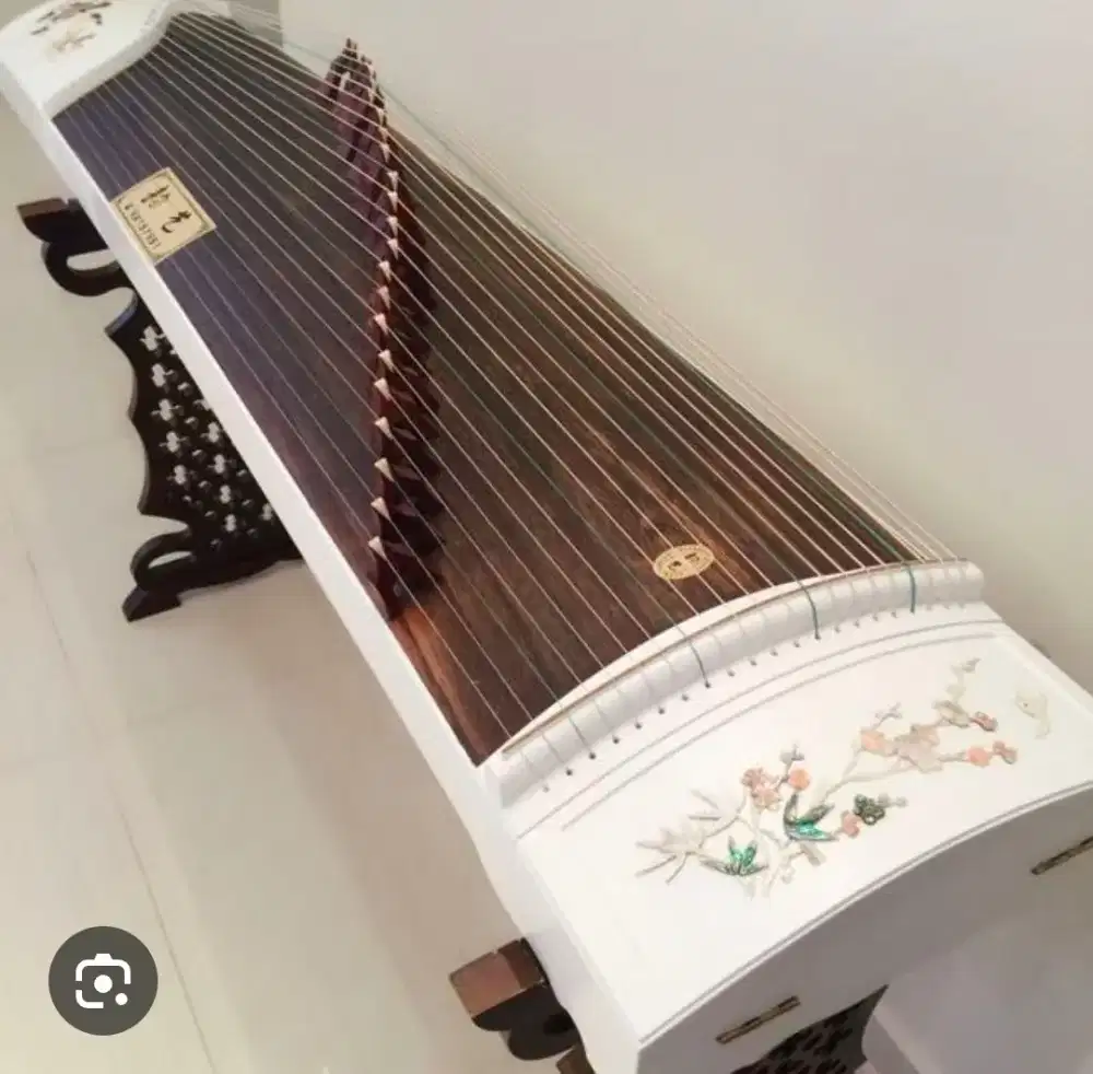 Alat music traditional Chinese guzheng