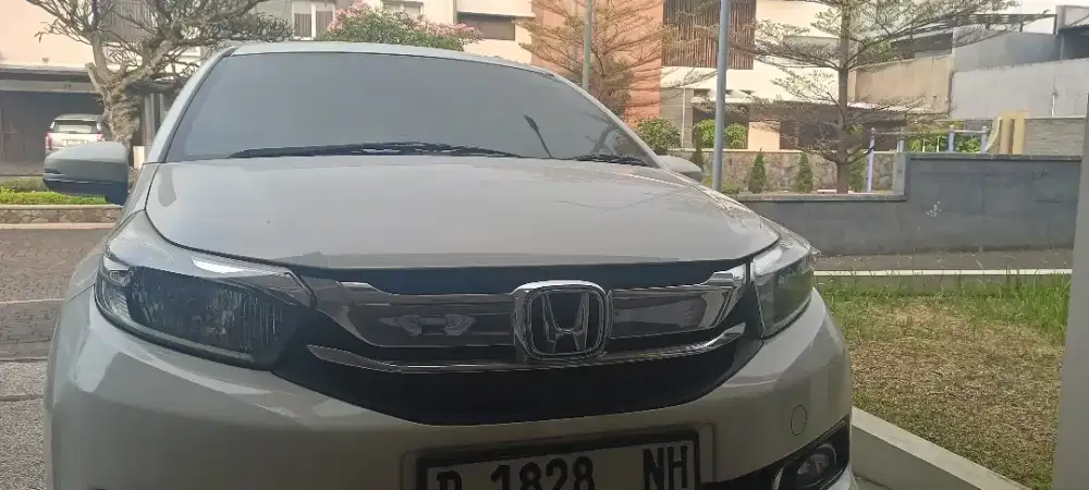 Honda Mobilio putih an sendiri