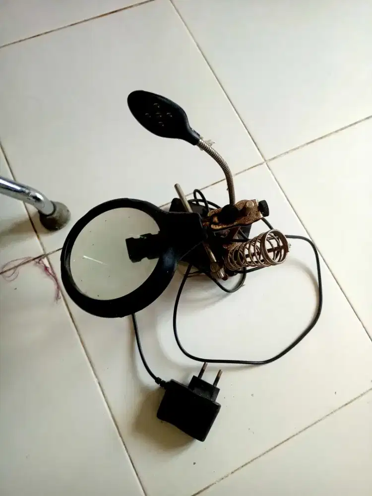 Kaca pembesar untuk reperasi elektronik