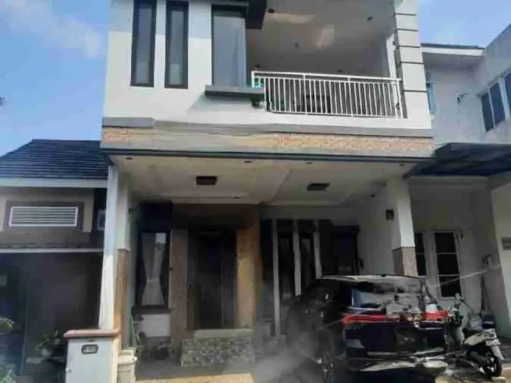 Jual cepat rumah 3 lantai sudah full renovasi semi furnished. Legenda Wisata Cibubur.