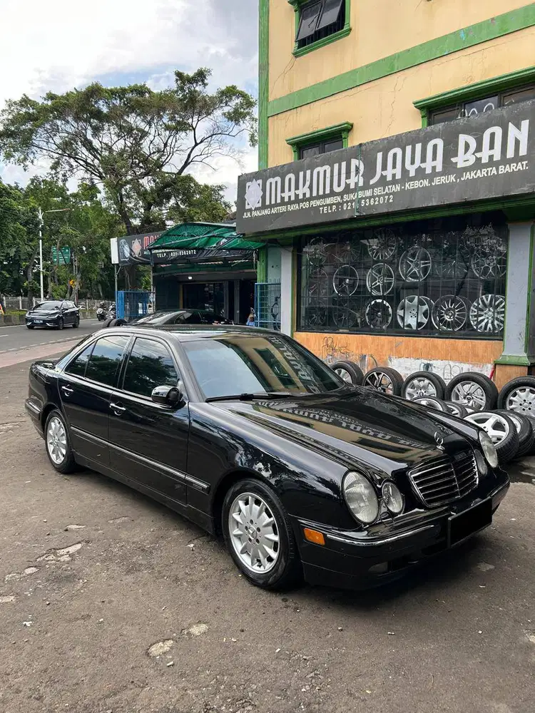 Mercedes-Benz E240 tahun 2000 (New Eyes facelift)