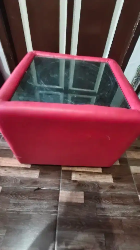 Meja sudut minimalis