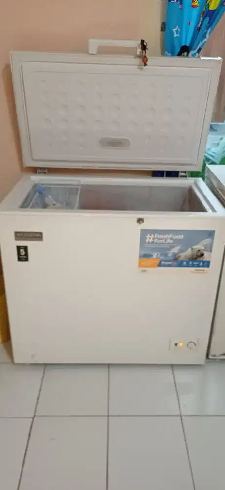 Dijual frezer box merk modena MD 0206 W