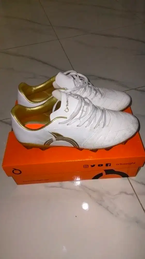 Sepatu bola ortuseight