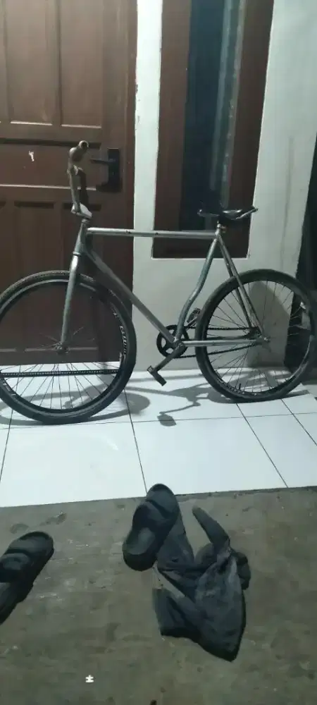 Sepeda fixie classic minus ban dalam belakang harus ganti