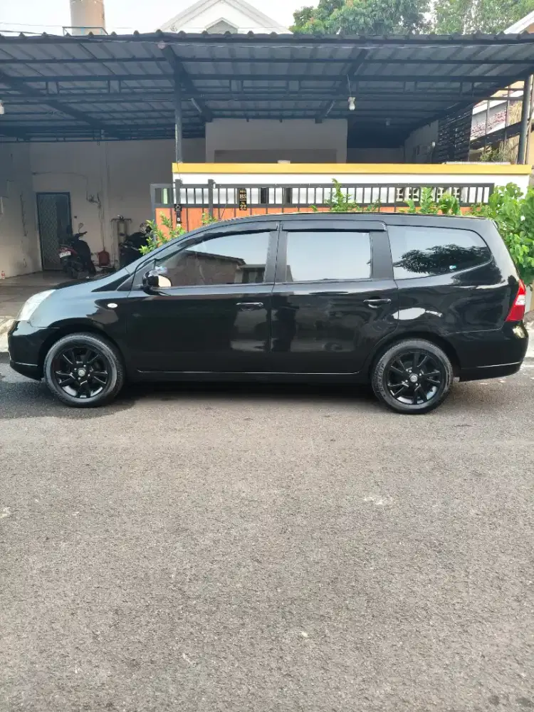 Nissan Grand livina sv 2012 MT