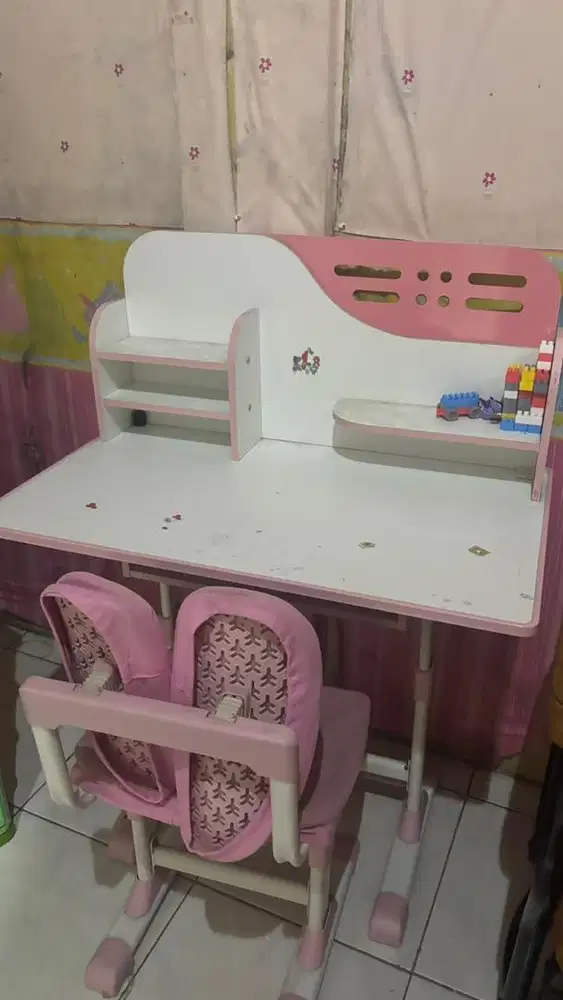Meja Belajar Anak IKEA pink