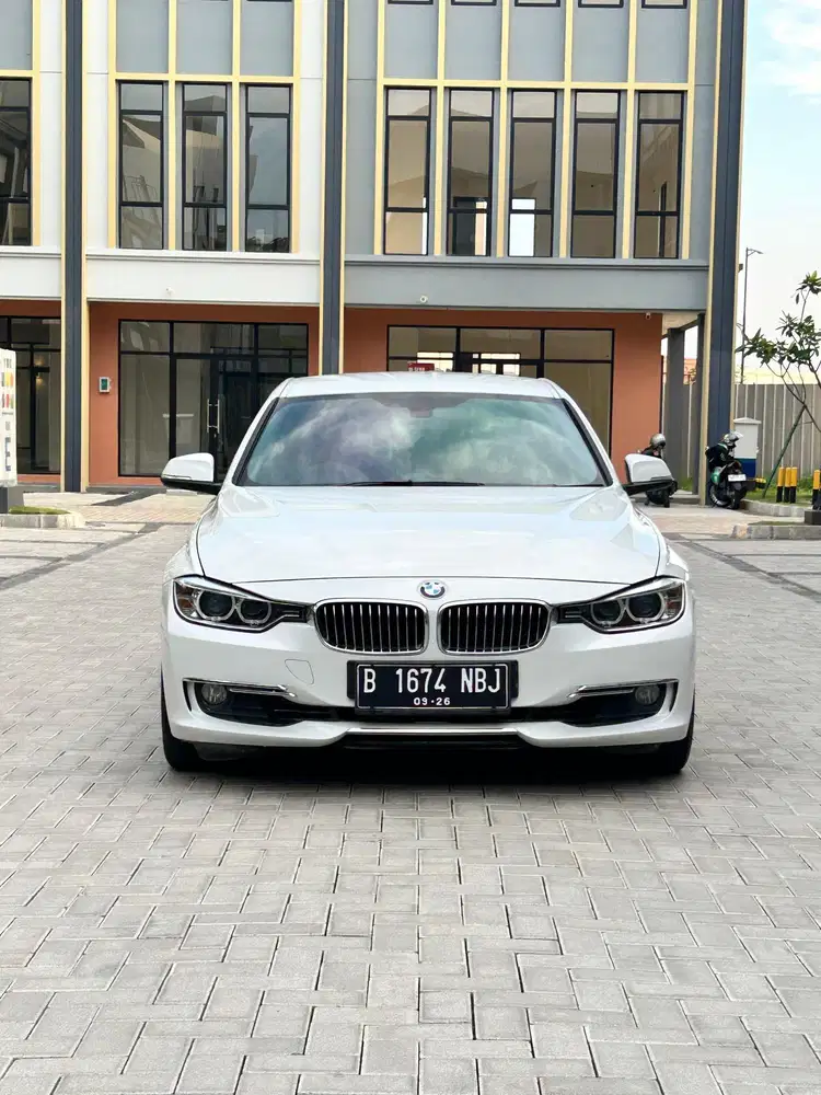 BMW 320i F30 Luxury 2014 Putih