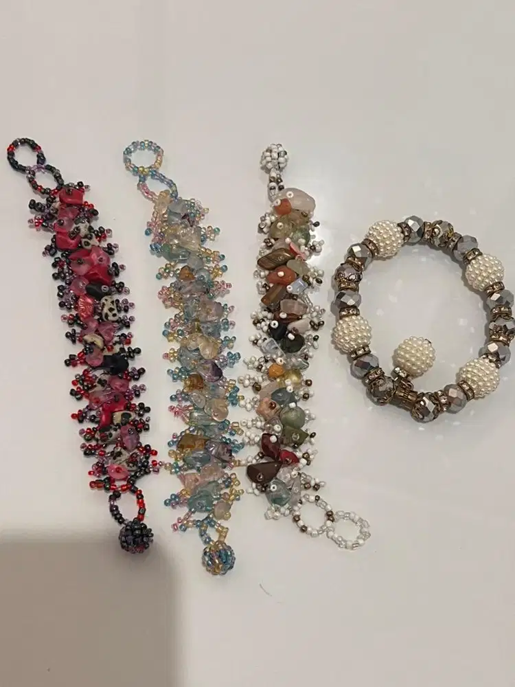 Gelang aksesoris wanita