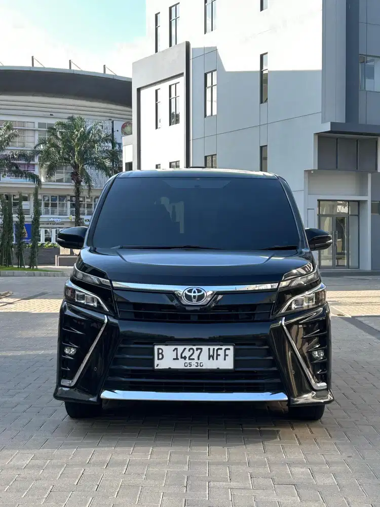TOYOTA VOXY 2.0 AT TAHUN 2018 HITAM