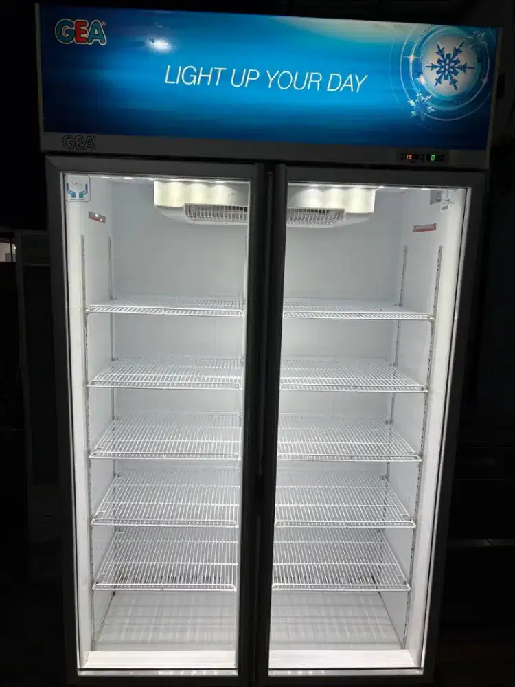 Showcase GEA 2 pintu kapasitas 1050 liter.