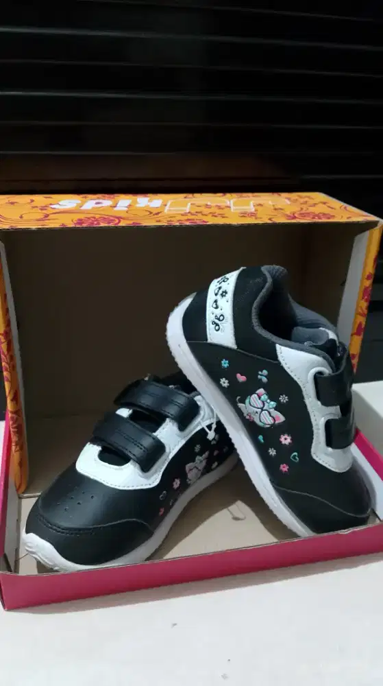 Sepatu anak-anak