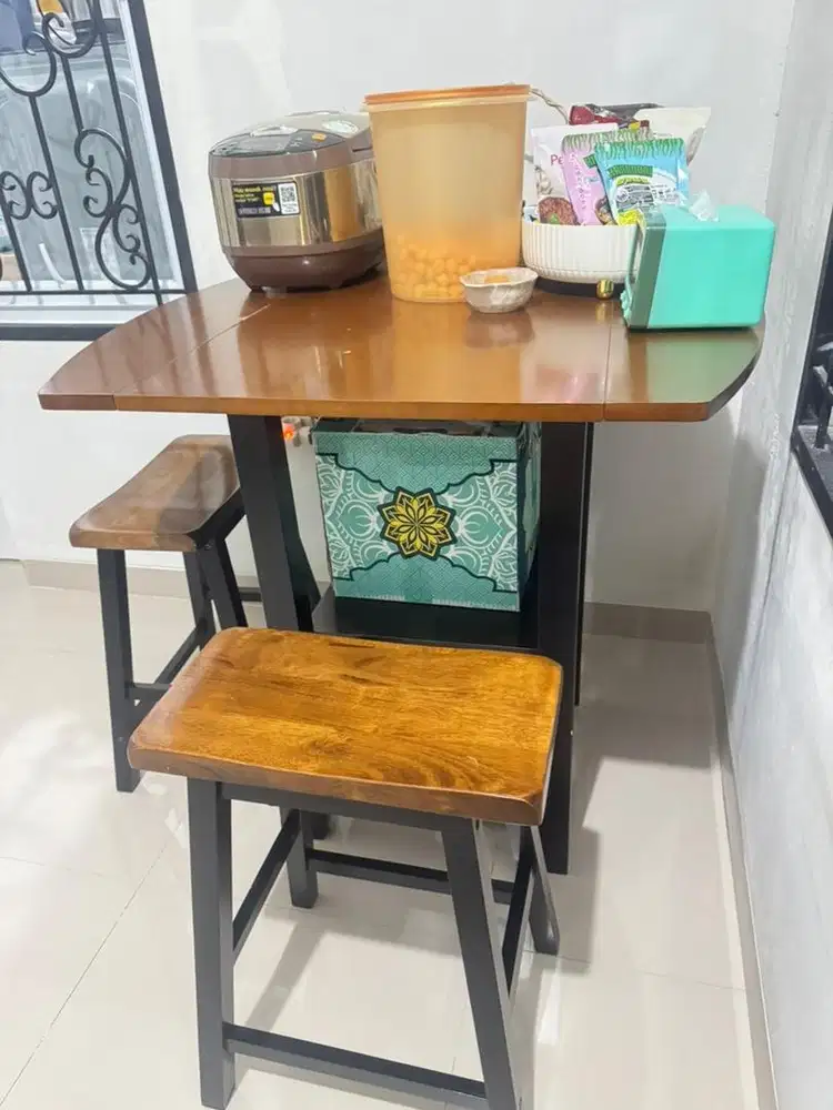Meja makan kondisi masih bagus