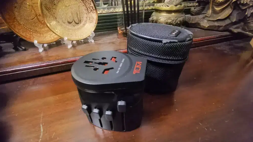 TUMI Universal TRAVEL ADAPTER