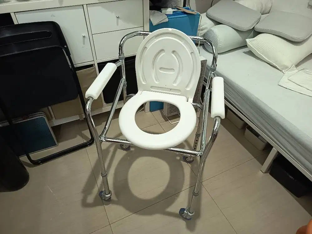 Commode Chair Roda GEA FS 696 / Kursi BAB