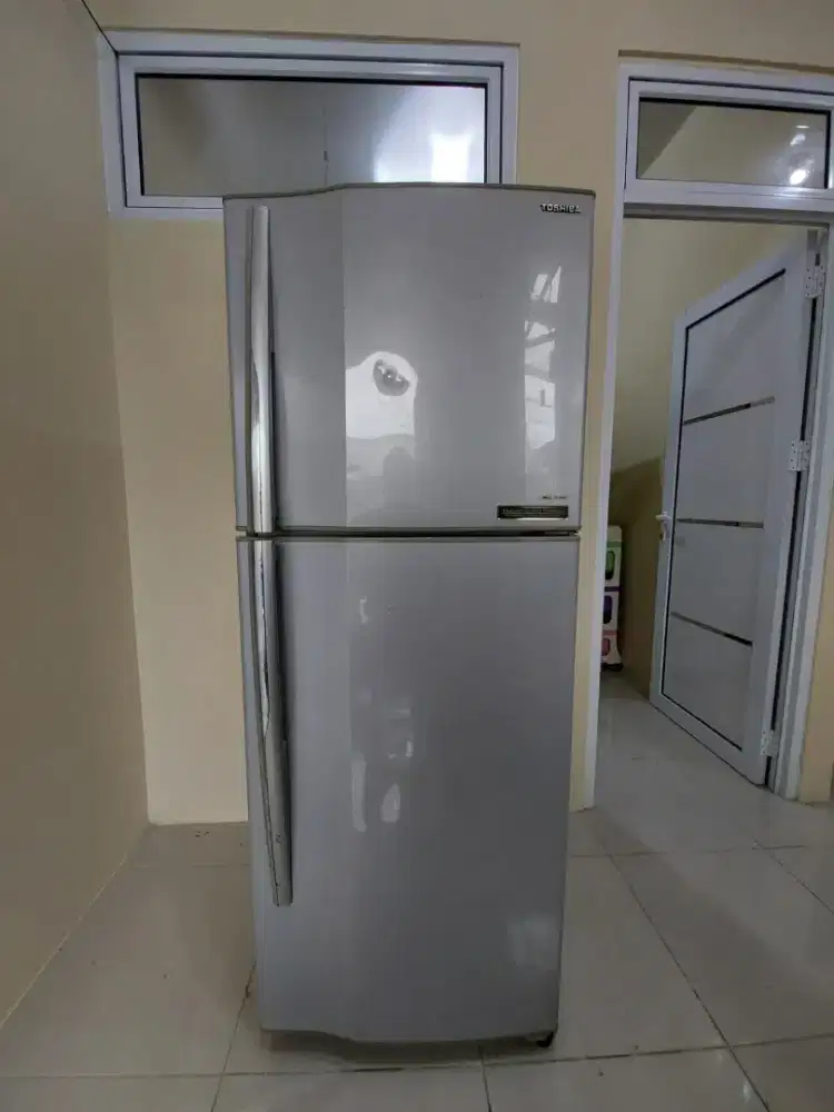 Kulkas 2 Pintu Toshiba Glacio Second - Dingin Normal & Siap Pakai