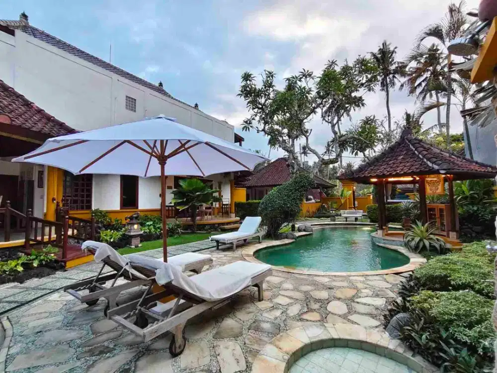 Villa Tropis Dengan Sentuhan Balinese Dekat Pantai Saba