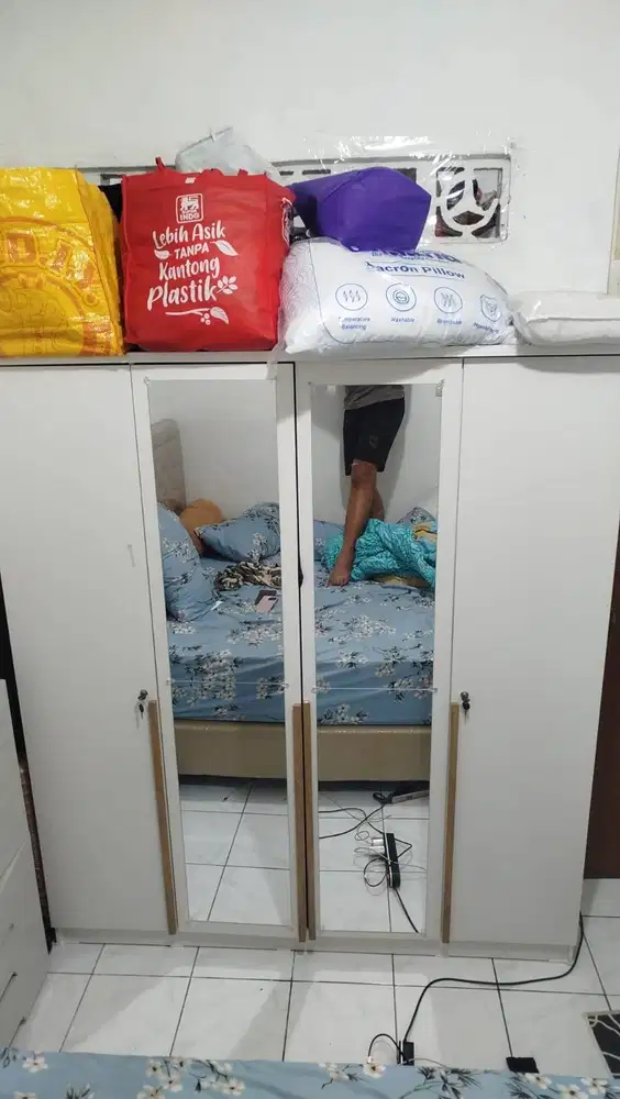 Lemari 4 pintuk ukuran sedang
