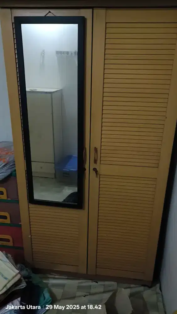 Lemari kayu bergaris jendela