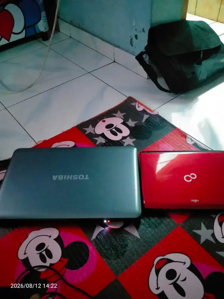 Laptop Toshiba dan macbook