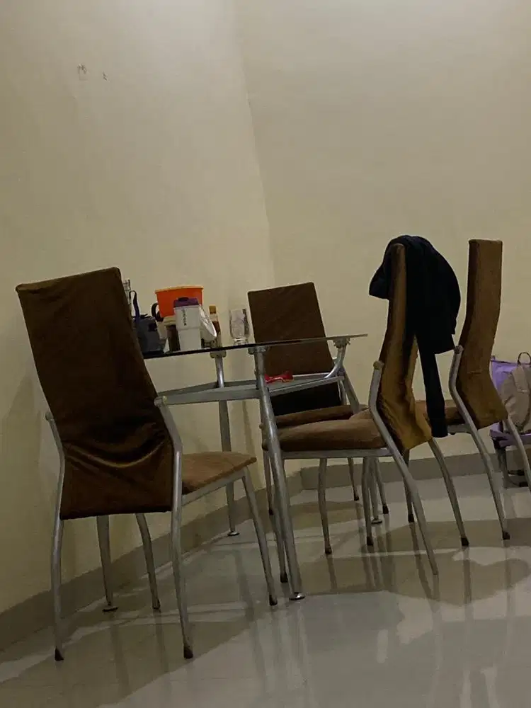 Meja makan 4 kursi