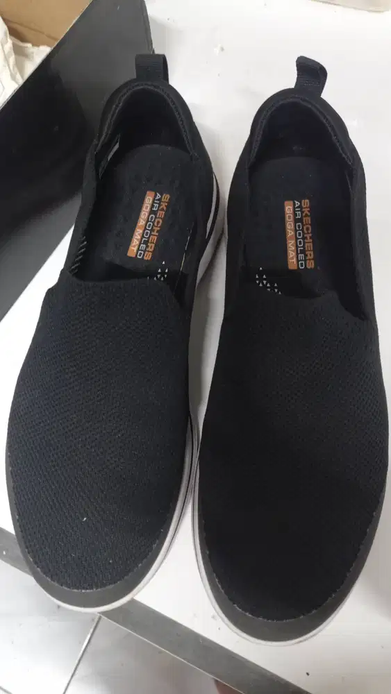 Sepatu skecher pria