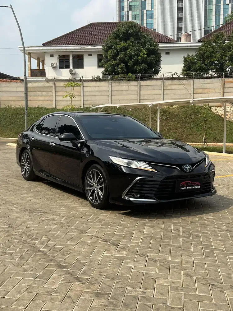 Toyota camry hybrid 2.5 AT 2021 hitam