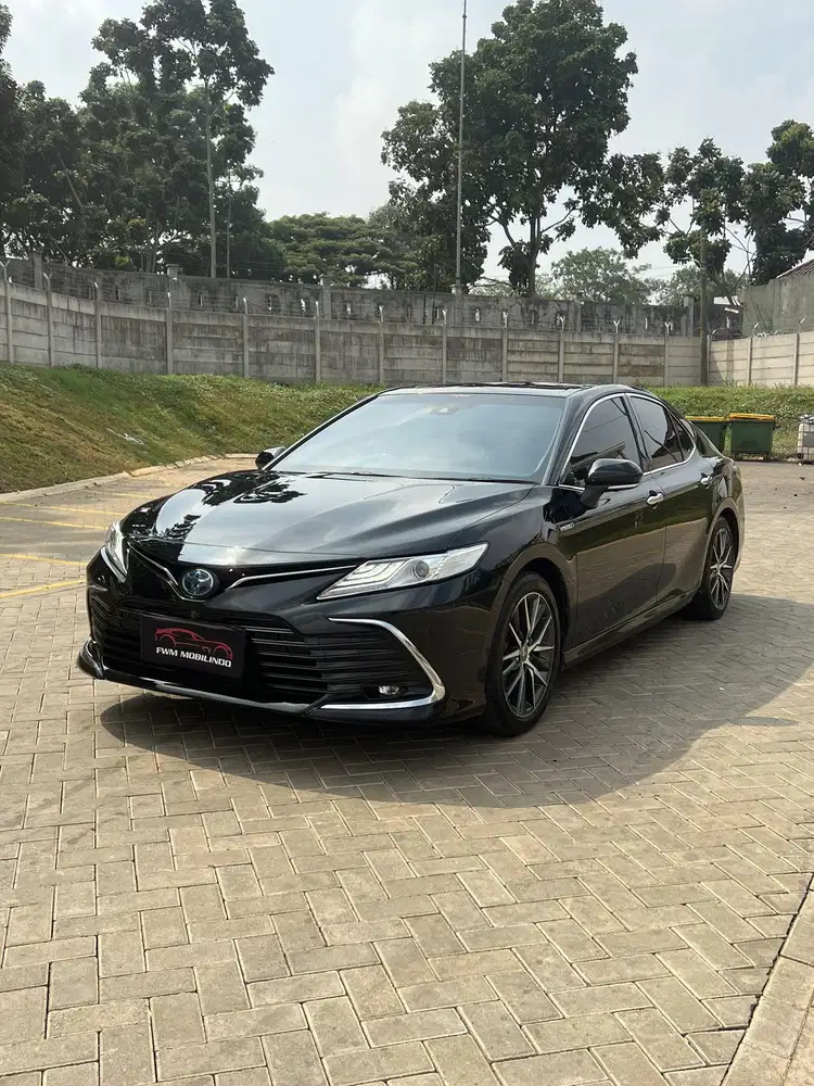 Toyota camry hybrid 2.5 AT 2021 hitam