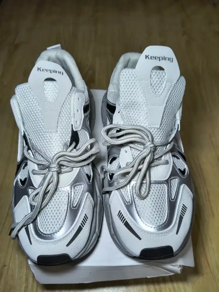 Sepatu keeping sneakers