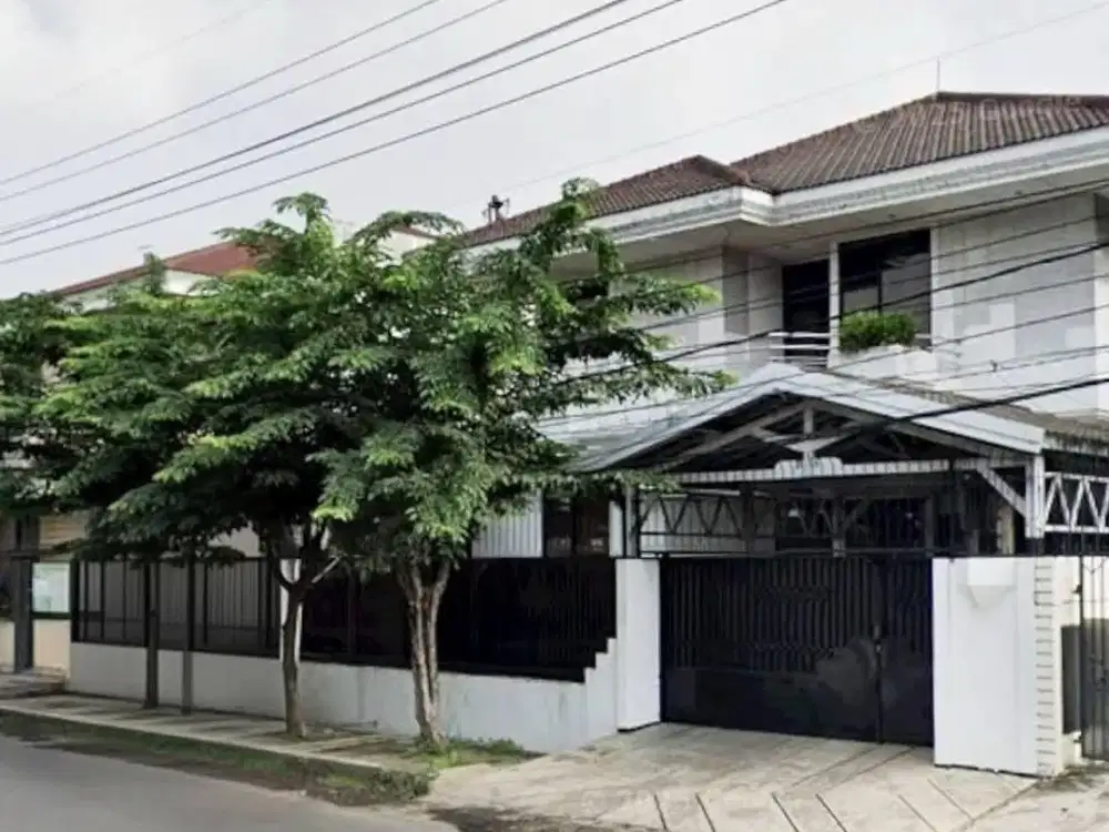 Rumah Raya Satelit Area Komersial Hadap Selatan Ada Kolam Ikan Ada Space untuk Kolam Renang