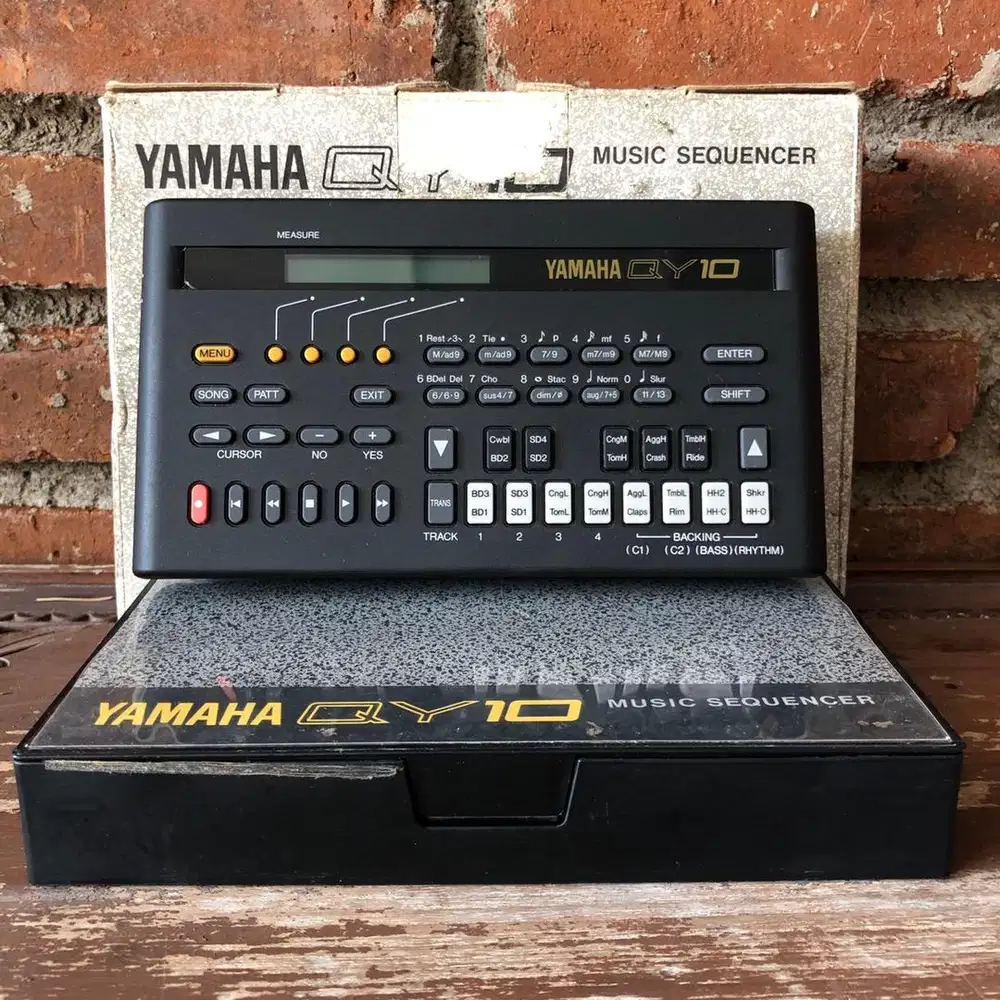 Sequencer yamaha qy10 groovebox synthesizer