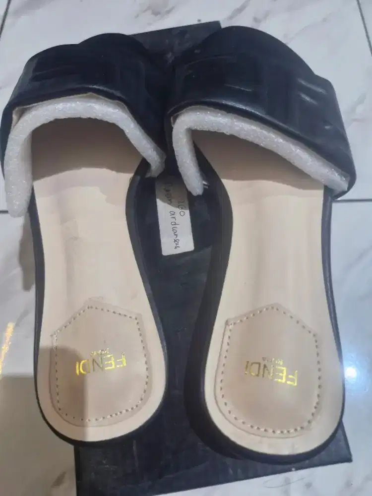 Sandal fendi baru