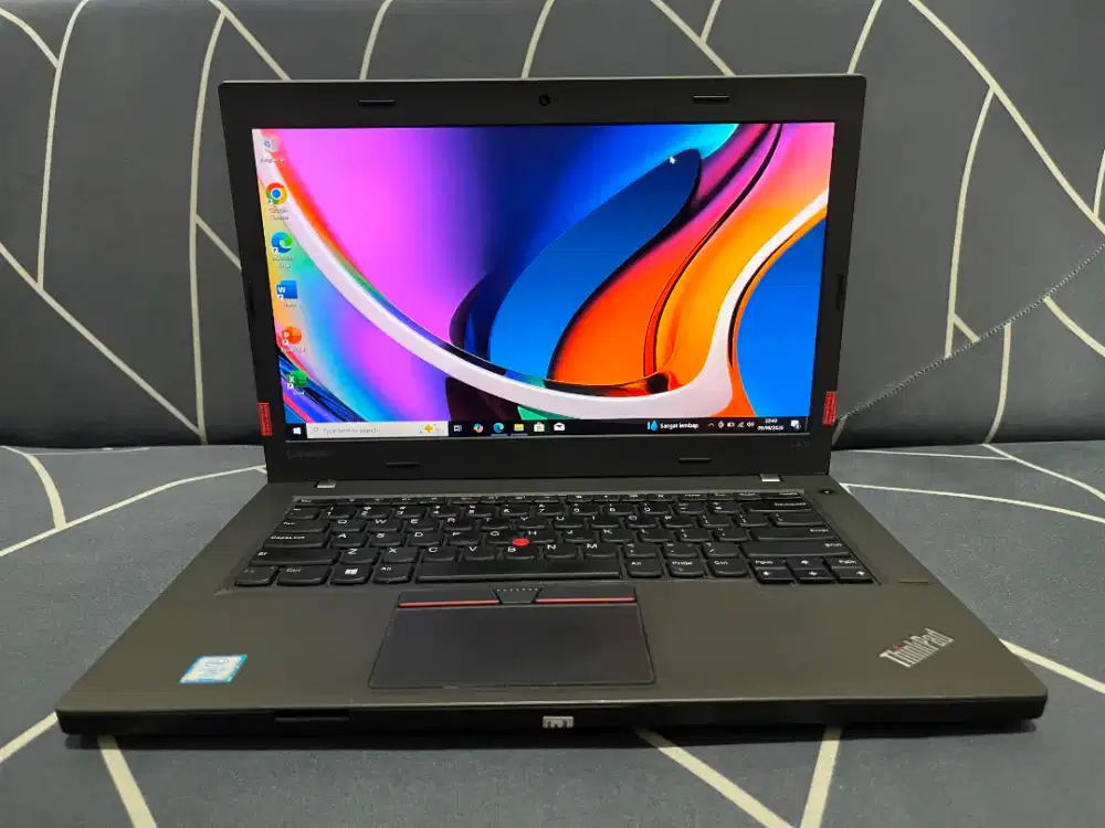 Lenovo thinkpad x270

Core i5 6300 
Ram 8gb 
Ssd 256gb